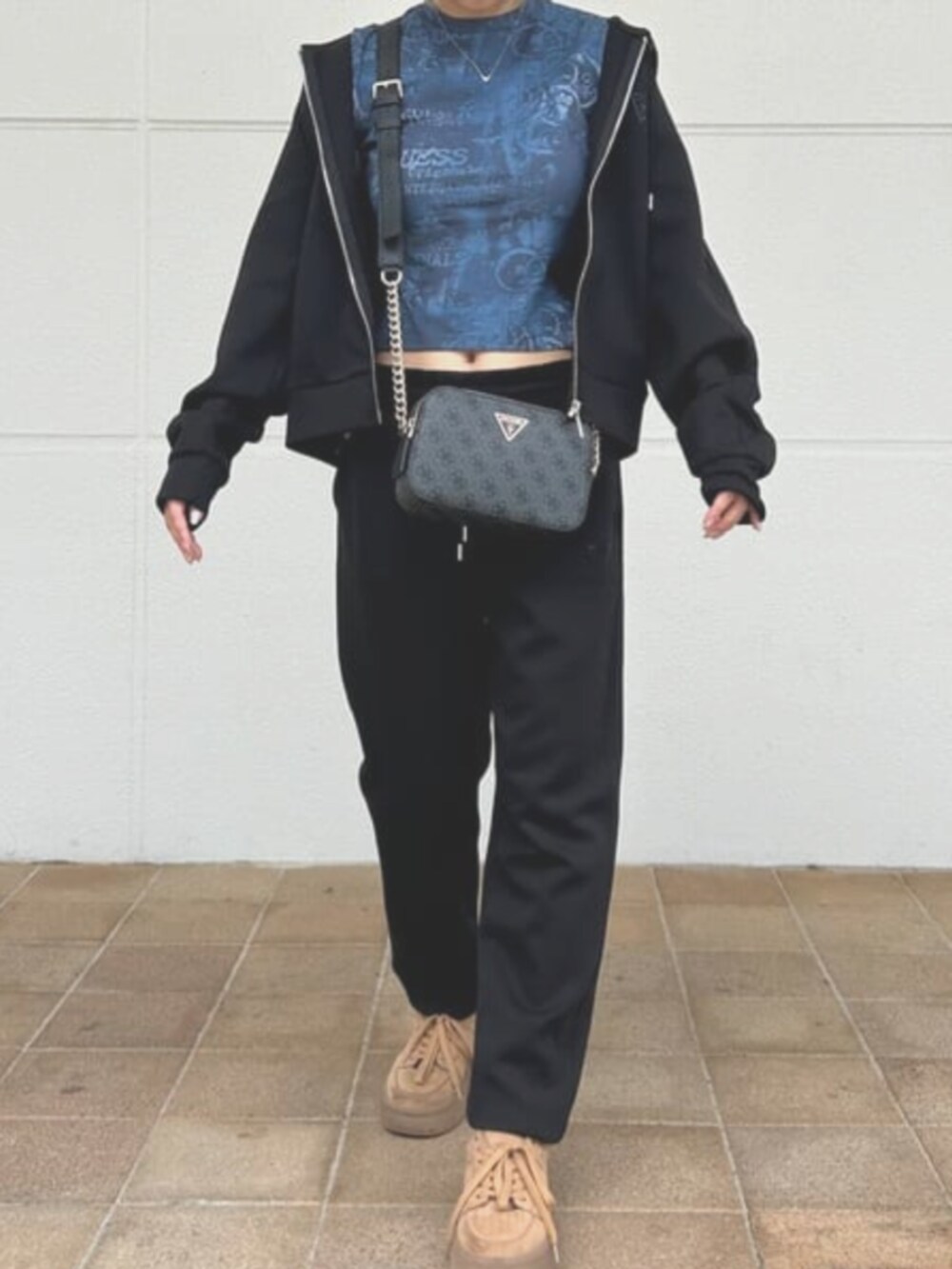 グレー系のショルダーバッグ、ブルー系のTシャツ/カットソーを着用したレディースの夏コーディネートの4枚目の写真