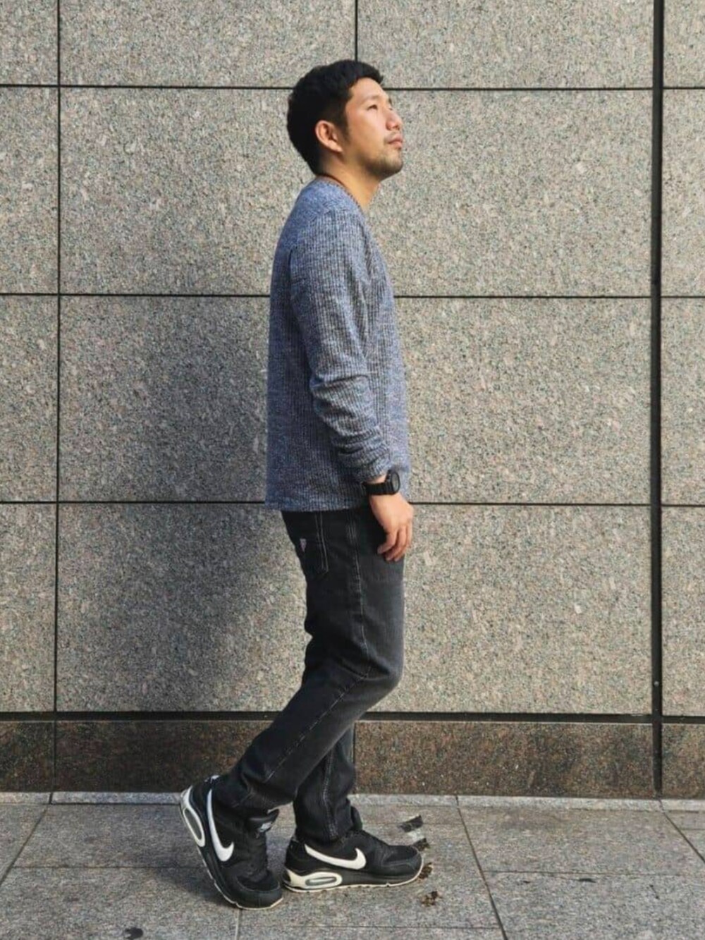 グレー系のデニムパンツ、ブルー系のニット/セーターを着用したメンズの秋コーディネートの3枚目の写真