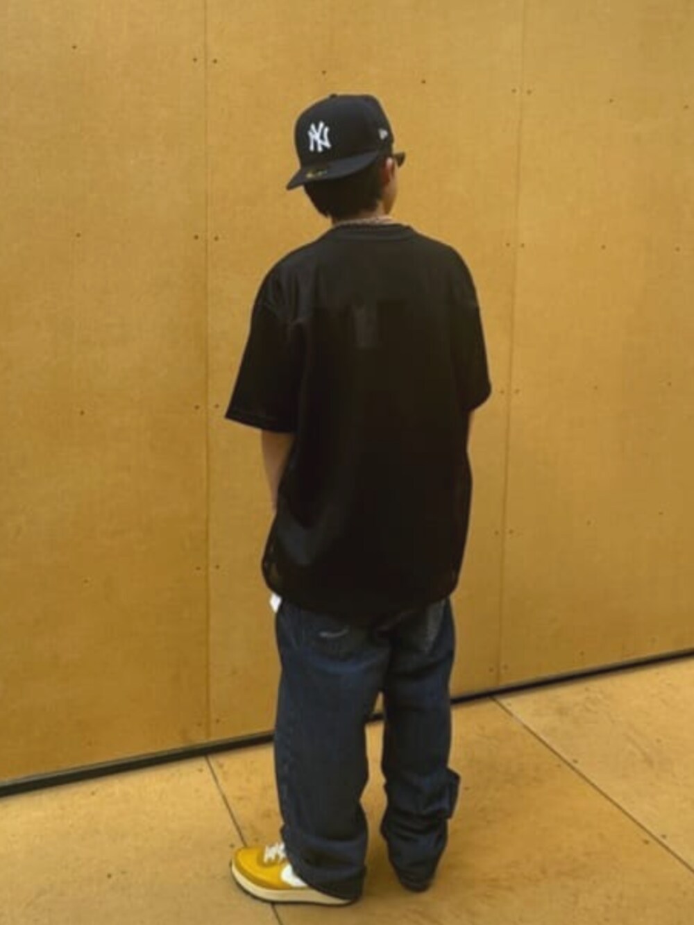 ブラック系のTシャツ/カットソー、ブルー系のデニムパンツを着用したメンズの夏コーディネートの2枚目の写真