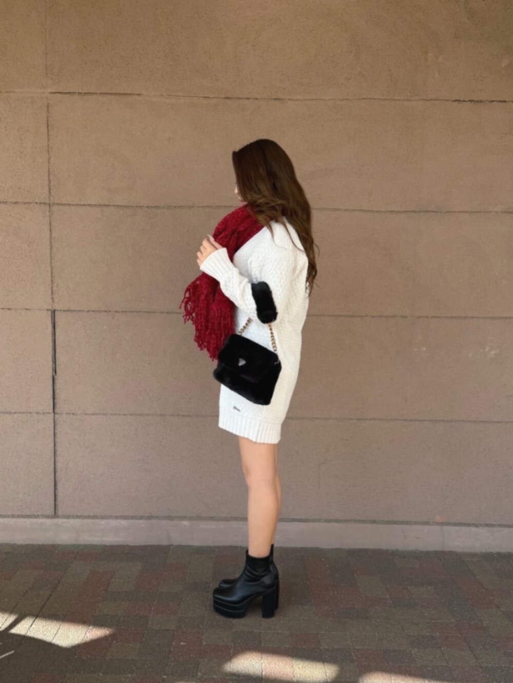 ホワイト系のニット/セーターを着用したレディースの冬コーディネートの3枚目の写真