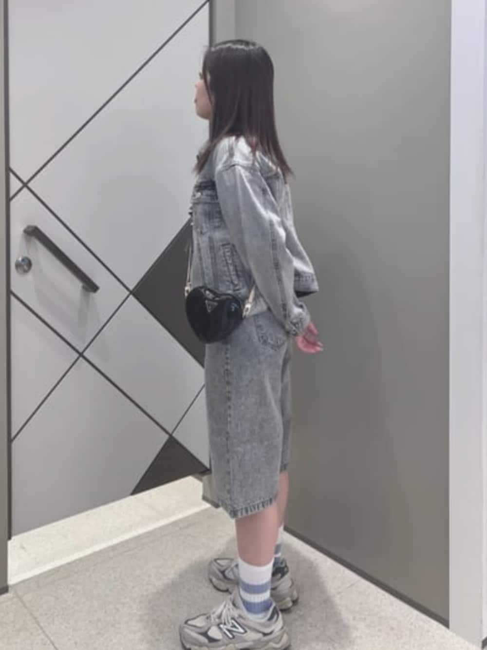 グレー系のデニムパンツ、グレー系のデニムジャケット、ブラック系のTシャツ/カットソーを着用したレディースの夏コーディネートの3枚目の写真