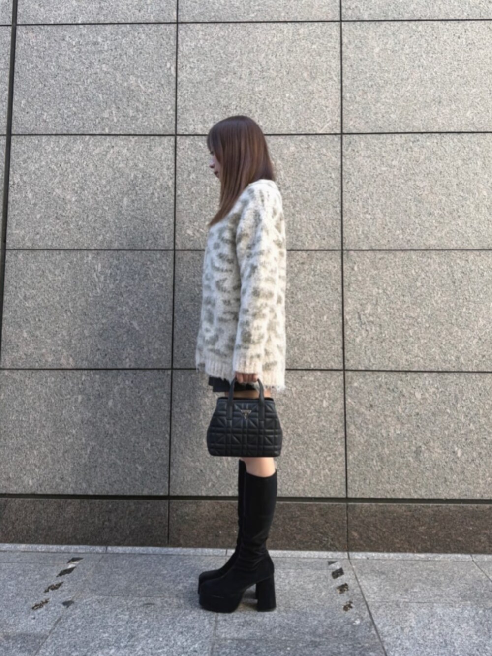 ブラック系のショルダーバッグ、その他のカーディガン/ボレロを着用したレディースの冬コーディネートの3枚目の写真