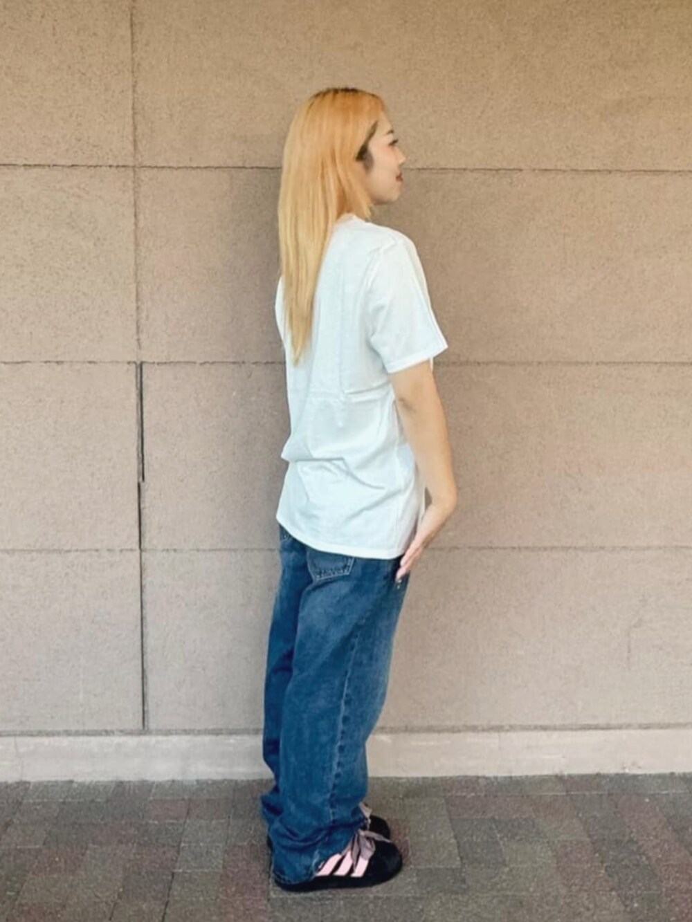 ブルー系のデニムパンツ、ホワイト系のTシャツ/カットソーを着用したレディースの夏コーディネートの3枚目の写真