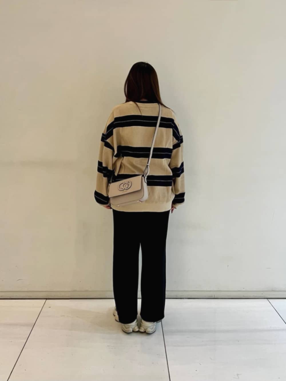 ベージュ系のショルダーバッグ、その他のニット/セーターを着用したレディースの冬コーディネートの2枚目の写真