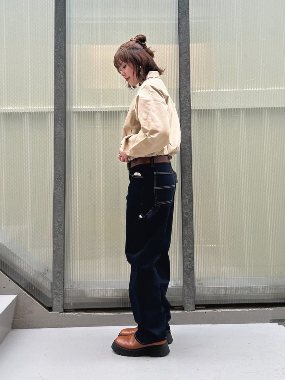 ベージュ系のその他アウター、ブルー系のデニムパンツを着用したレディースの秋コーディネートの3枚目の写真