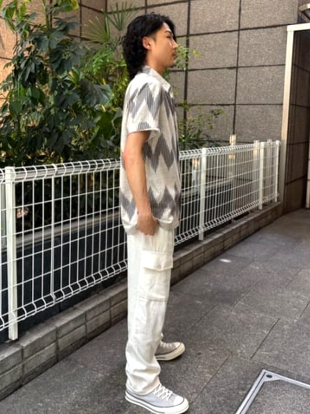 ベージュ系のTシャツ/カットソー、ホワイト系のカーゴパンツを着用したメンズの夏コーディネートの3枚目の写真