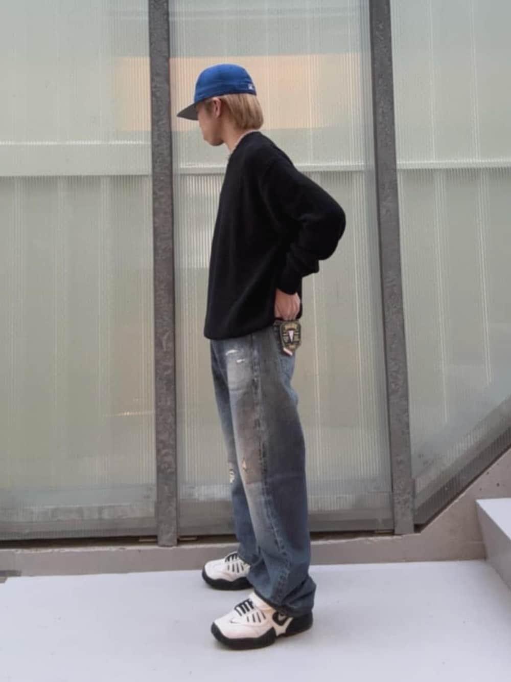 ブルー系のデニムパンツ、ブラック系のスウェット、その他のボクサーパンツを着用したメンズの秋コーディネートの3枚目の写真