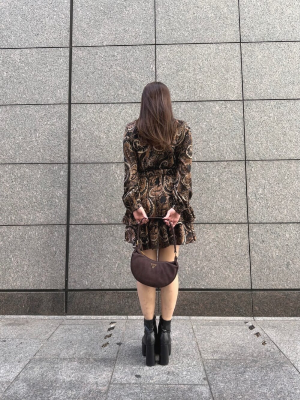 ブラウン系のショルダーバッグ、ブラウン系のワンピースを着用したレディースの秋コーディネートの2枚目の写真