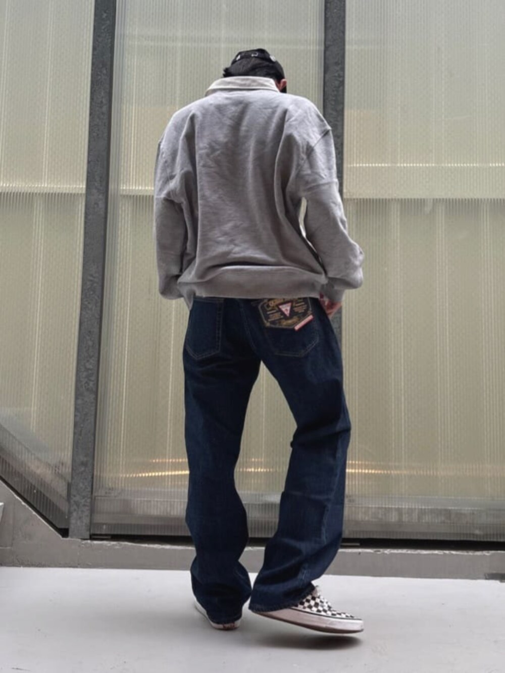 グレー系のポロシャツ、ブルー系のデニムパンツ、その他のボクサーパンツを着用したメンズの秋コーディネートの2枚目の写真