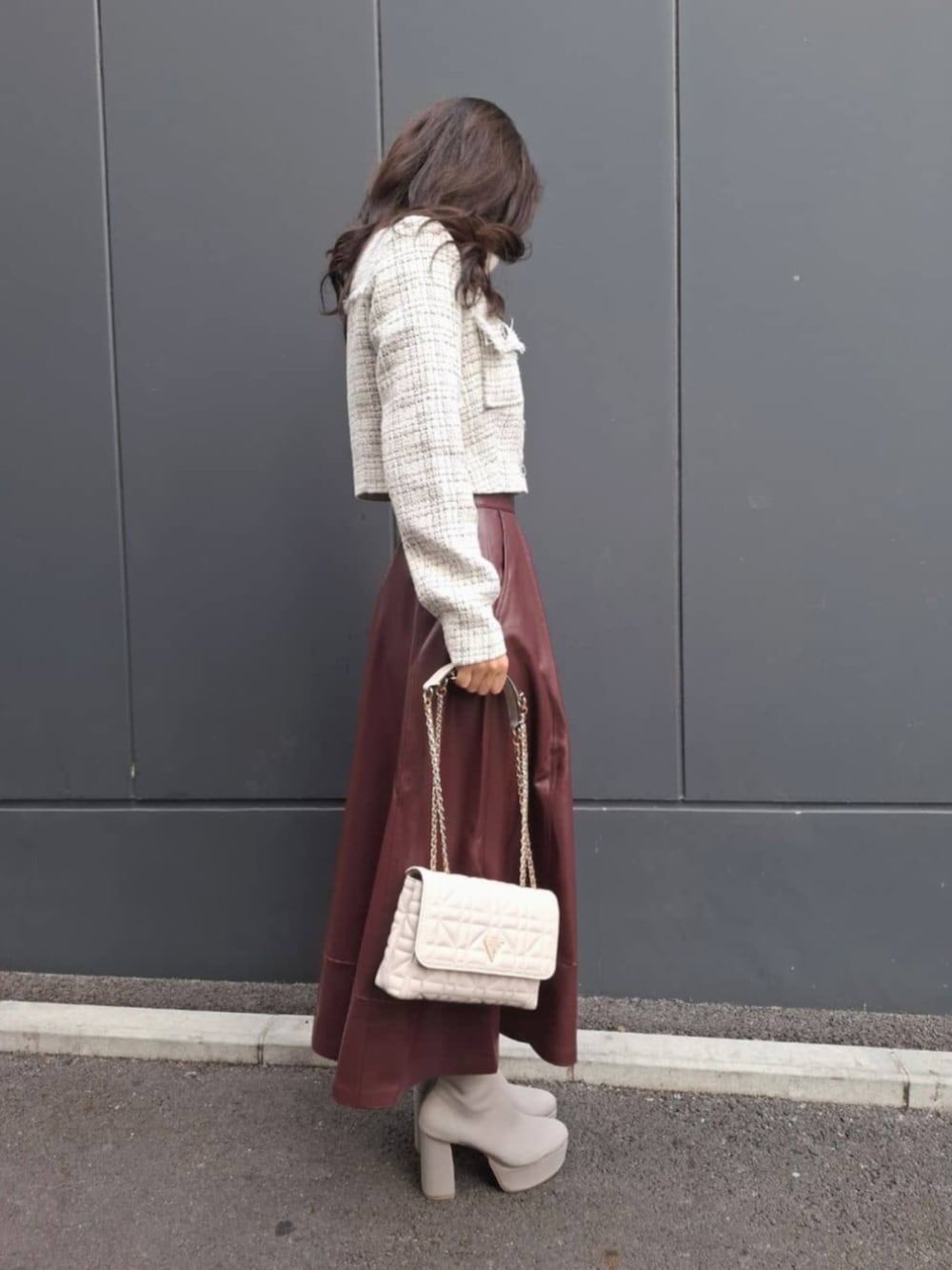 ホワイト系のショルダーバッグ、ホワイト系のその他アウターを着用したレディースの秋コーディネートの3枚目の写真