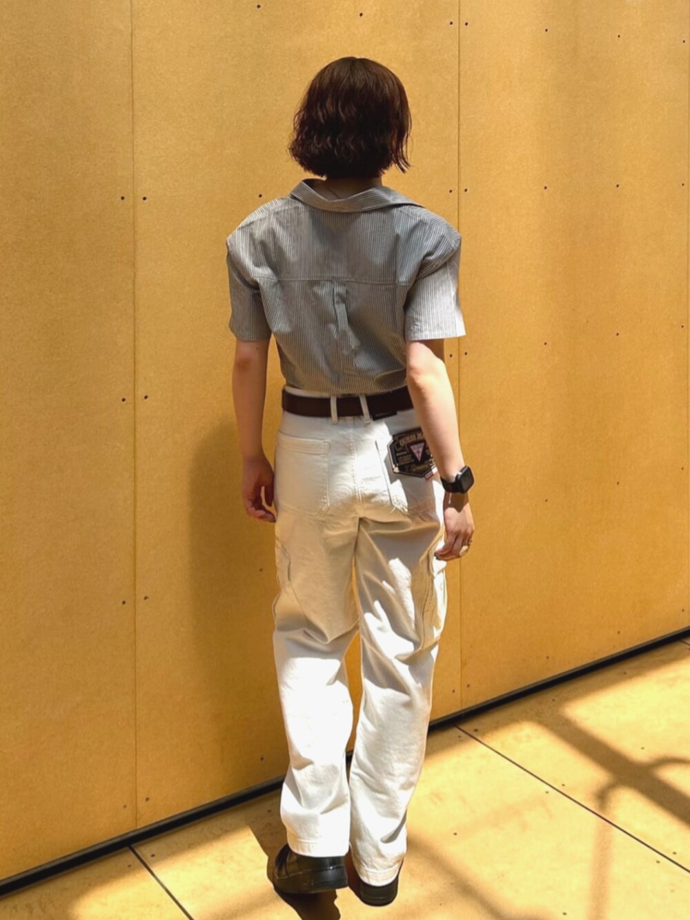 グレー系のシャツ/ブラウス、ホワイト系のカーゴパンツを着用したレディースの夏コーディネートの3枚目の写真