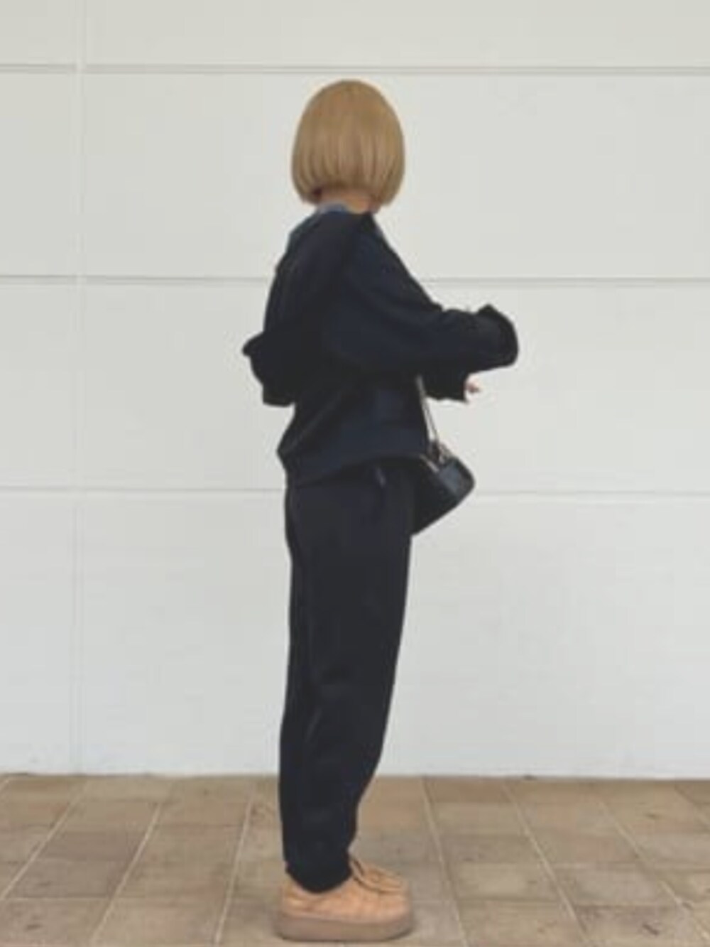 グレー系のショルダーバッグ、ブルー系のTシャツ/カットソーを着用したレディースの夏コーディネートの3枚目の写真