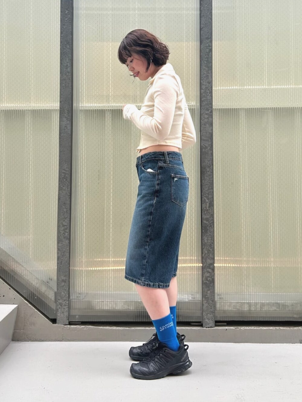 ブルー系のデニムパンツを着用したレディースの夏コーディネートの3枚目の写真