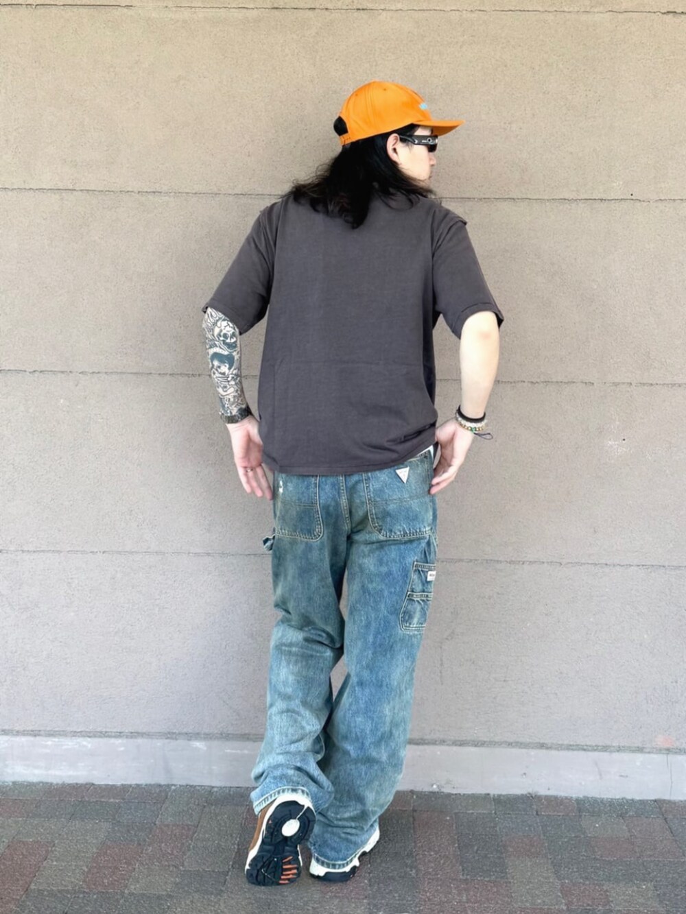 ブラウン系のTシャツ/カットソー、ブルー系のデニムパンツを着用したメンズの夏コーディネートの2枚目の写真