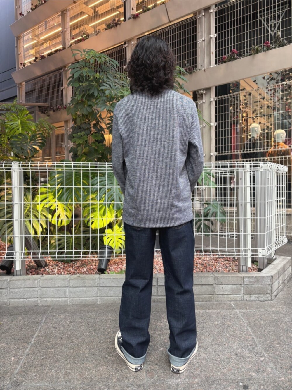 ブルー系のデニムパンツ、ブルー系のニット/セーターを着用したメンズの秋コーディネートの2枚目の写真