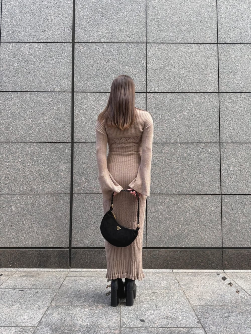 ブラック系のショルダーバッグ、ベージュ系のワンピースを着用したレディースの秋コーディネートの2枚目の写真