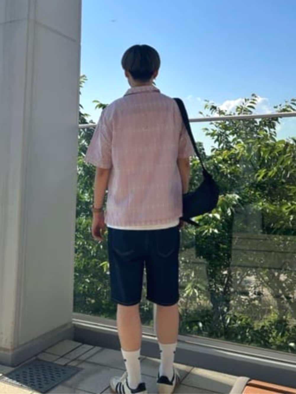 ブルー系のデニムパンツを着用したメンズの夏コーディネートの2枚目の写真
