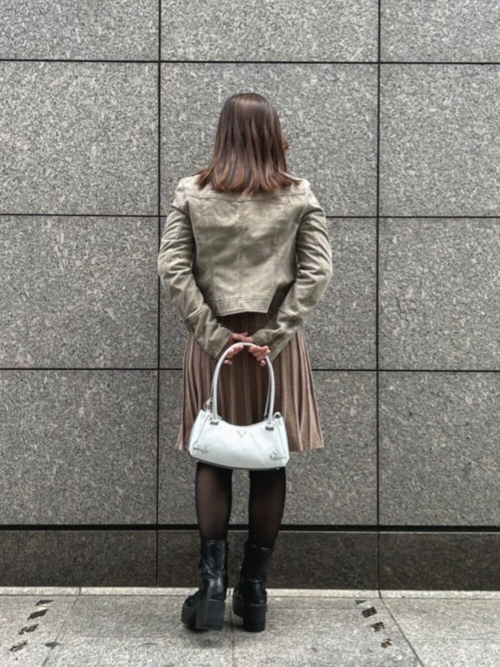 ベージュ系のノーカラージャケット、ベージュ系のワンピース、シルバー系のショルダーバッグを着用したレディースの秋コーディネートの2枚目の写真