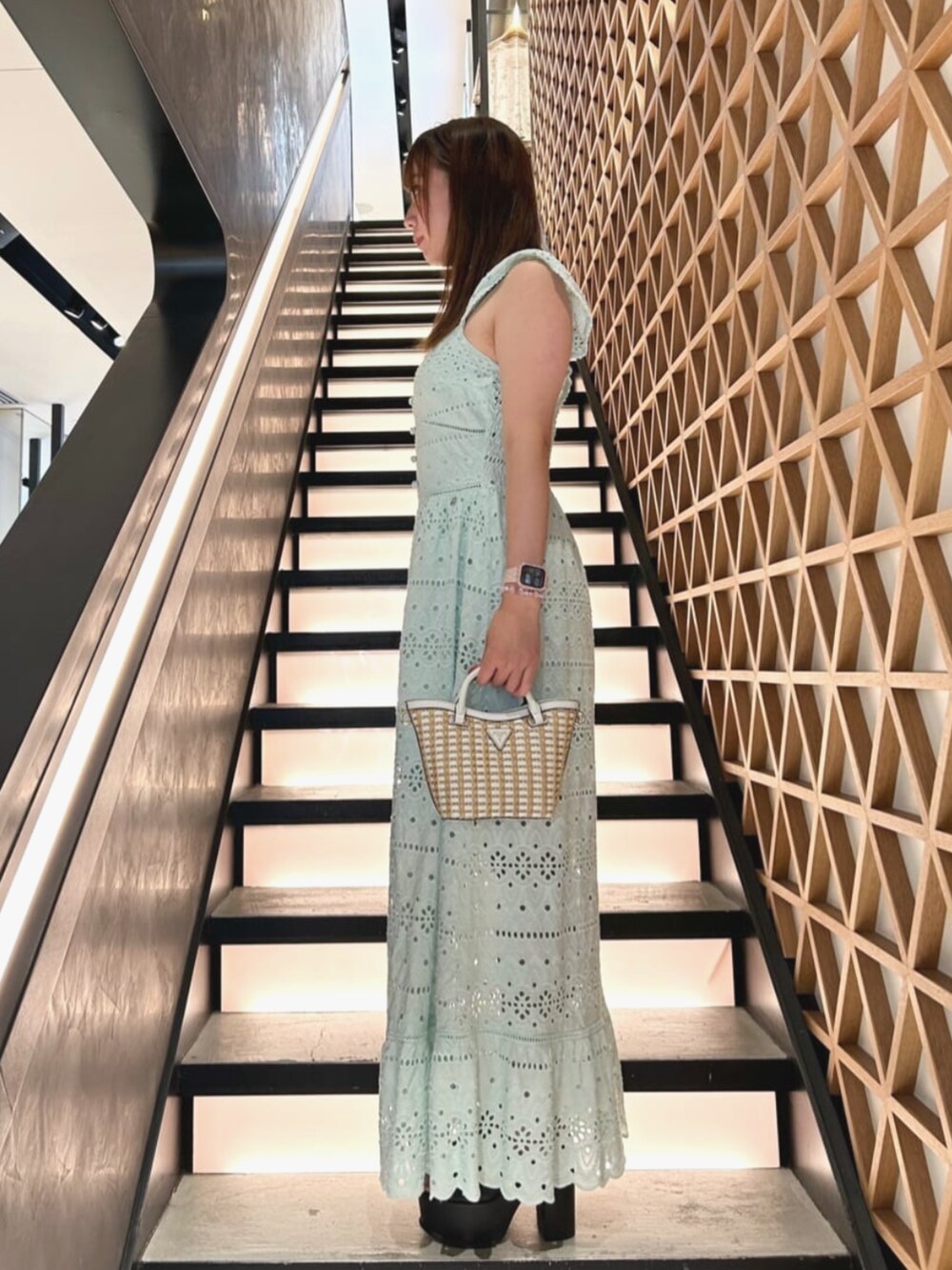 ホワイト系のショルダーバッグ、ブルー系のワンピースを着用したレディースの夏コーディネートの3枚目の写真