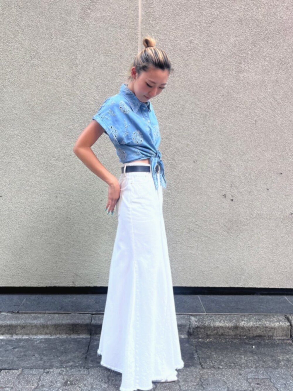 ブルー系のシャツ/ブラウス、ホワイト系のスカートを着用したレディースの秋コーディネートの3枚目の写真