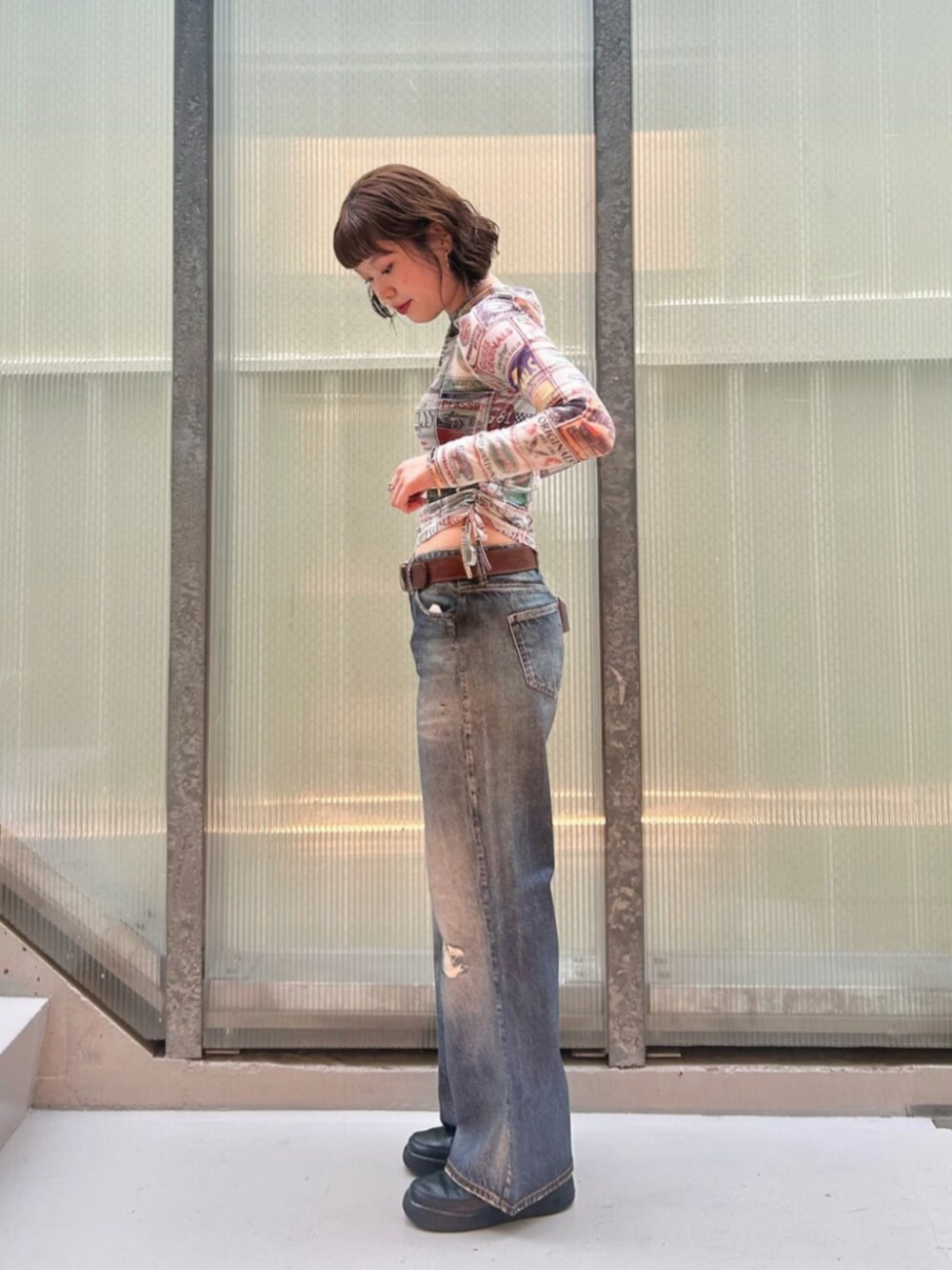 その他のTシャツ/カットソー、ブルー系のデニムパンツを着用したレディースの秋コーディネートの3枚目の写真