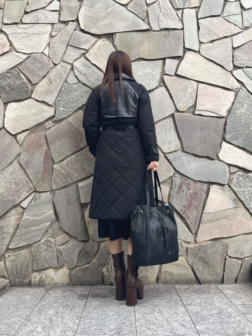 ブラック系のワンピース、ブラック系のトレンチコート、ブラック系のトートバッグを着用したレディースの秋コーディネートの2枚目の写真