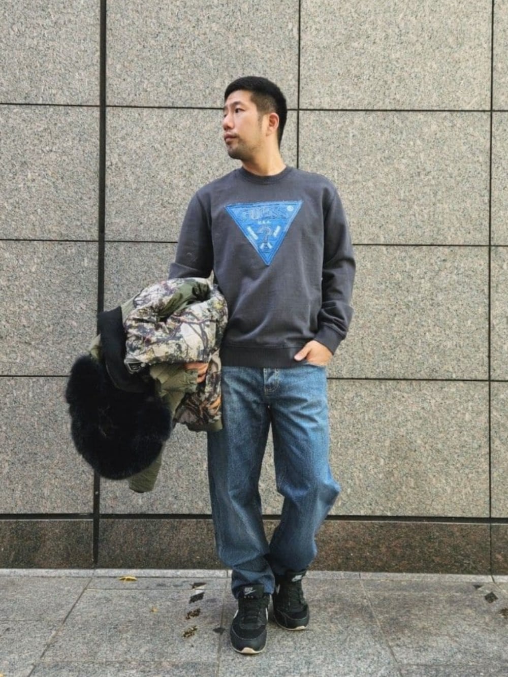 ブルー系のデニムパンツ、グレー系のスウェット、グリーン系のその他アウターを着用したメンズの冬コーディネートの4枚目の写真