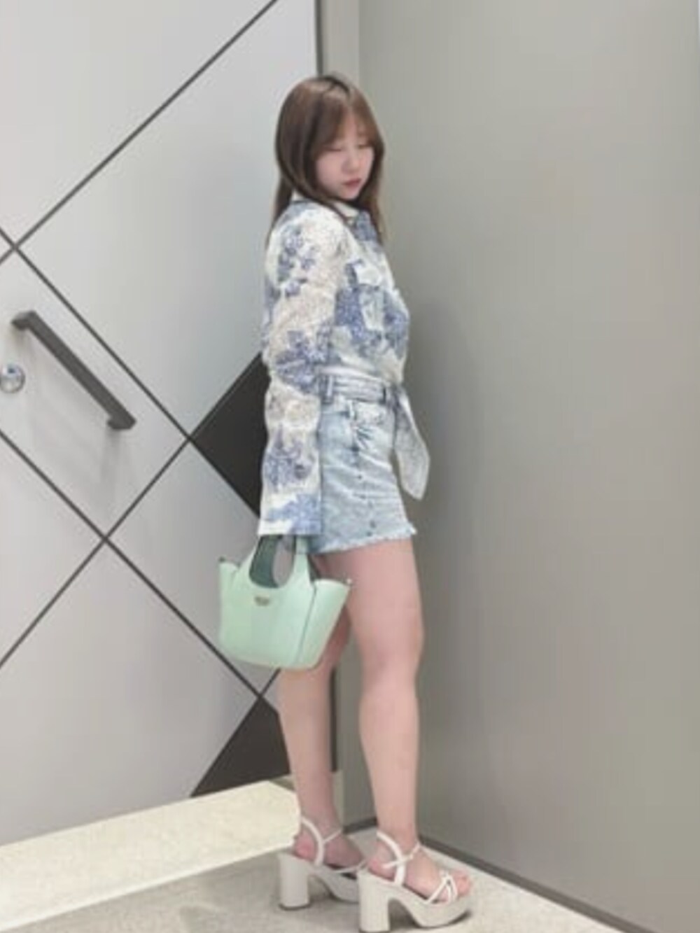 グリーン系のショルダーバッグ、ブルー系のデニムパンツ、その他のシャツ/ブラウスを着用したレディースの夏コーディネートの3枚目の写真