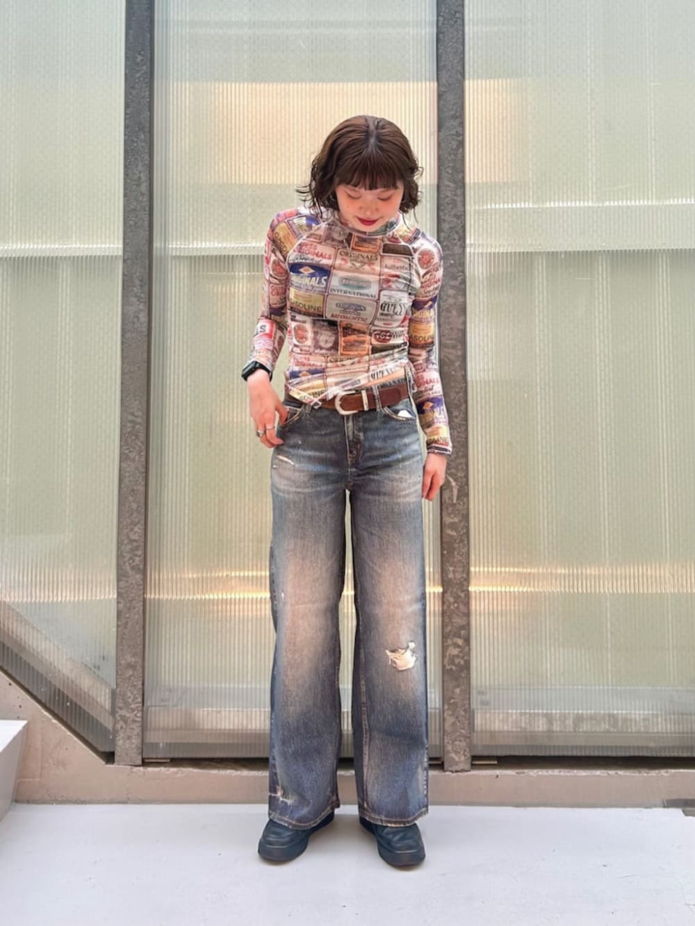 その他のTシャツ/カットソー、ブルー系のデニムパンツを着用したレディースの秋コーディネートの4枚目の写真