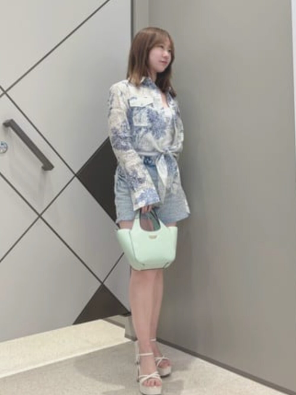 グリーン系のショルダーバッグ、ブルー系のデニムパンツ、その他のシャツ/ブラウスを着用したレディースの夏コーディネートの4枚目の写真