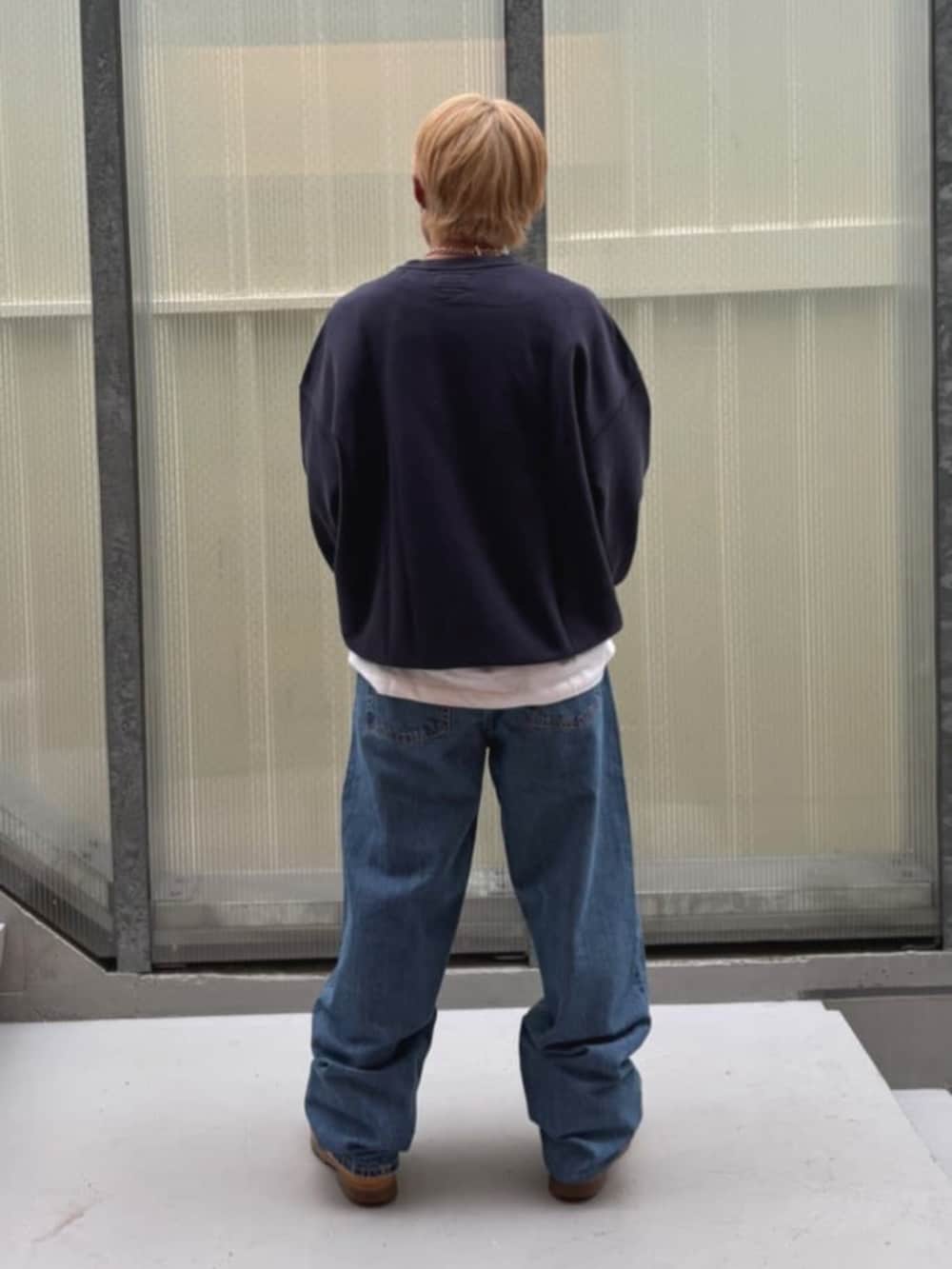 ブルー系のスウェット、ホワイト系のTシャツ/カットソー、ブルー系のデニムパンツを着用したメンズの秋コーディネートの2枚目の写真