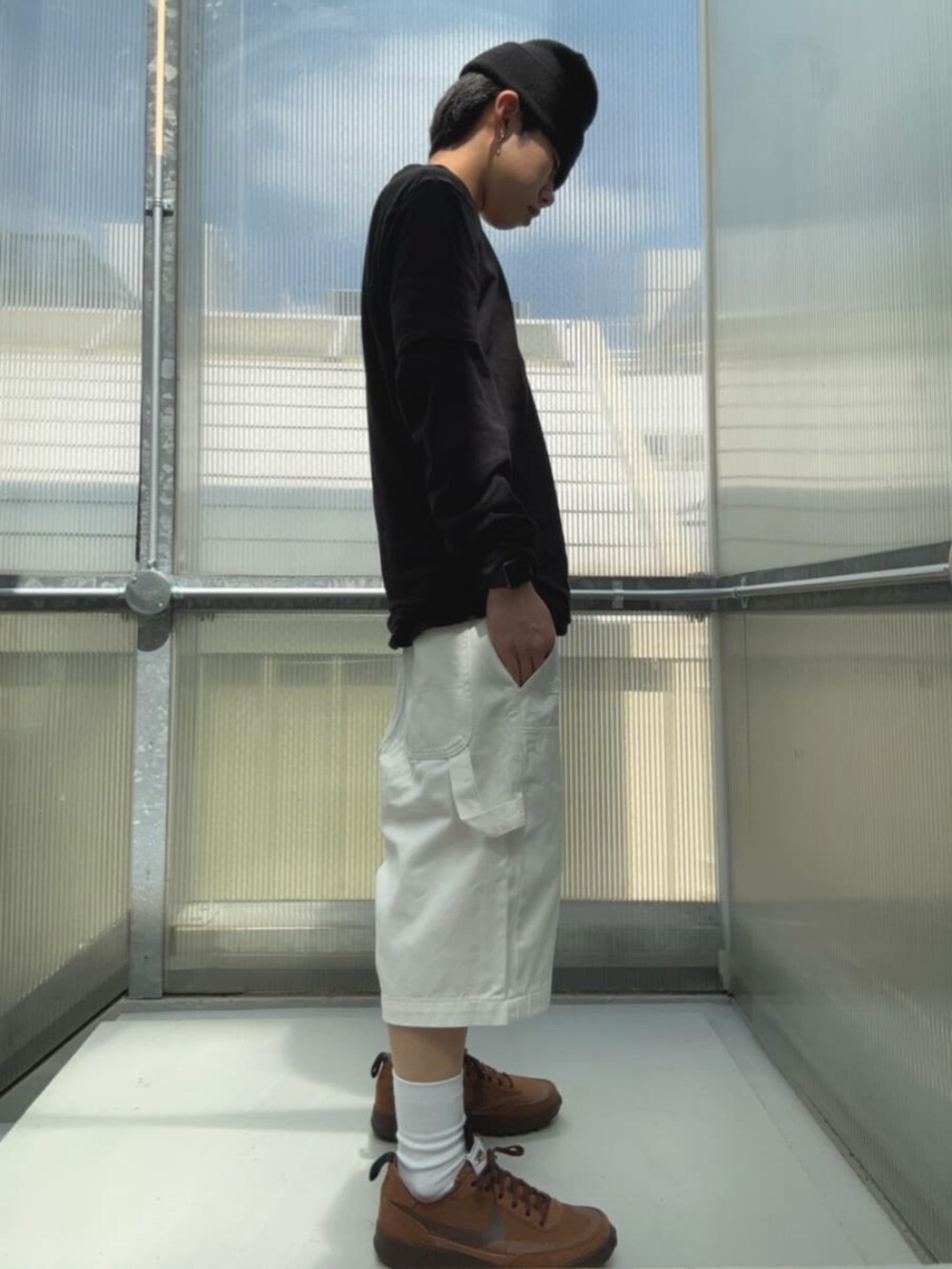 ブラック系のTシャツ/カットソー、ホワイト系のデニムパンツを着用したメンズの夏コーディネートの3枚目の写真