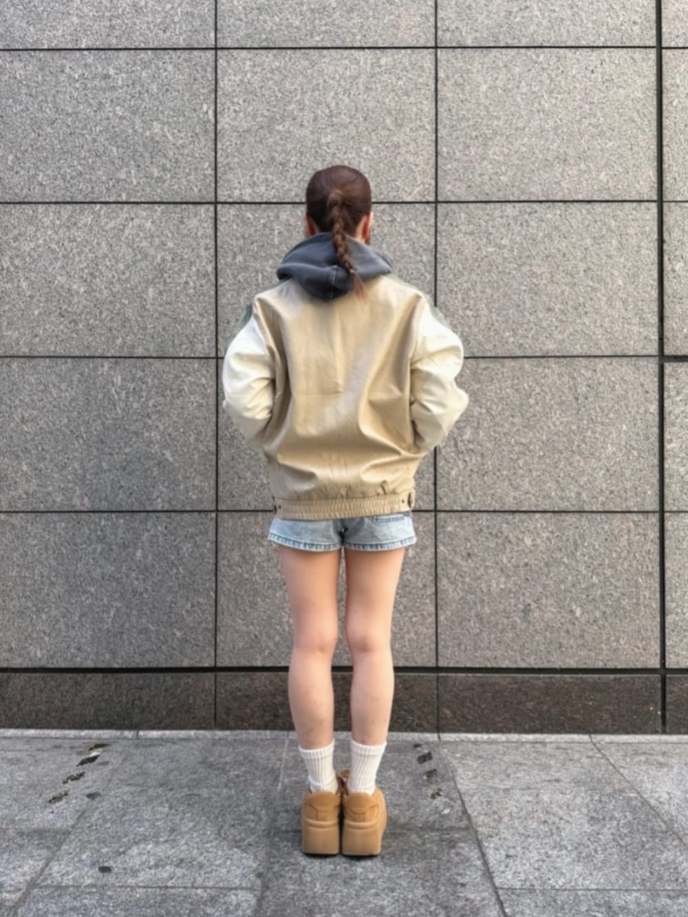 グレー系のパーカー、ブルー系のデニムパンツ、ベージュ系のその他アウターを着用したレディースの冬コーディネートの2枚目の写真