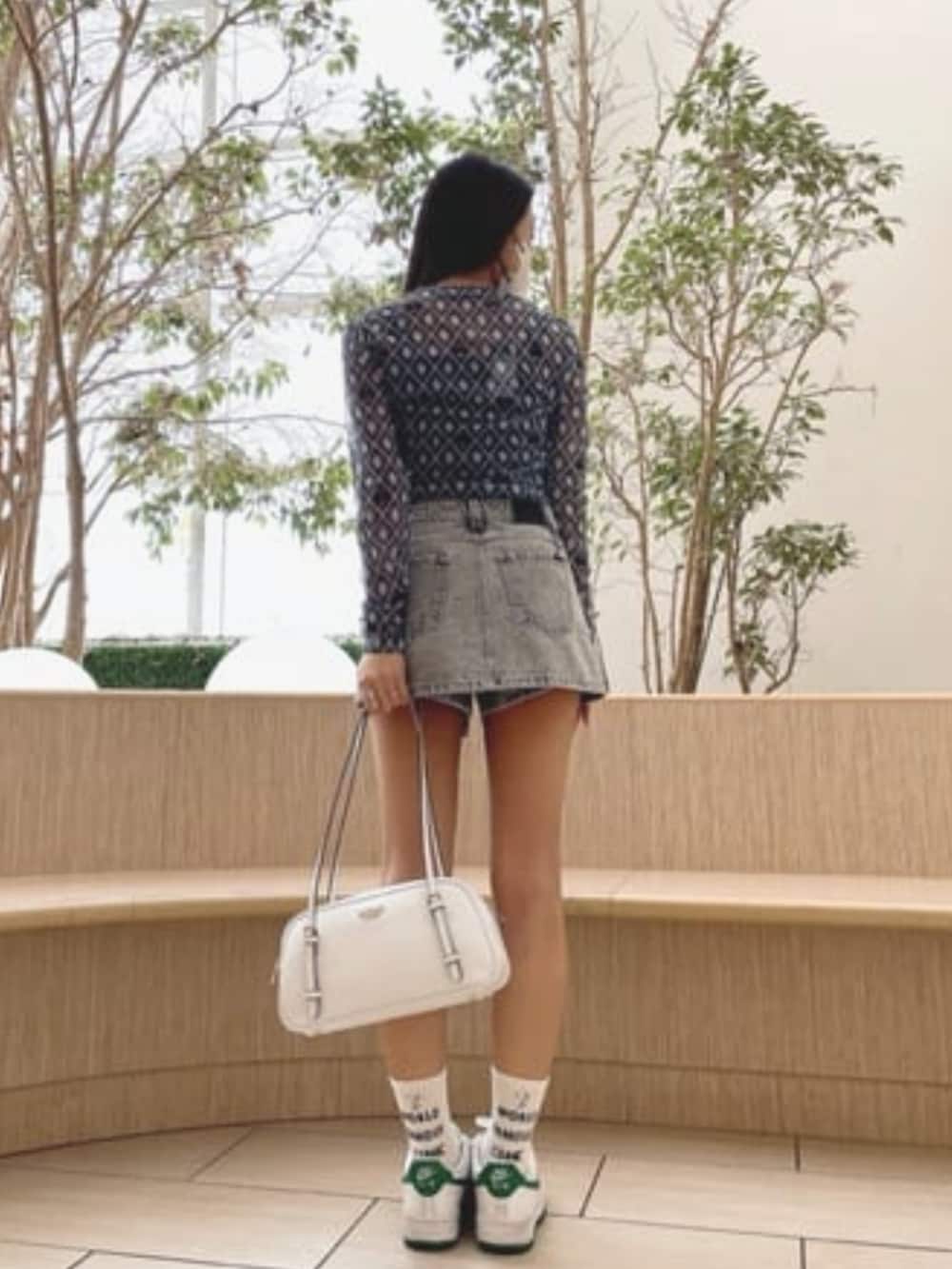 グレー系のデニムパンツ、ブルー系のTシャツ/カットソーを着用したレディースの夏コーディネートの2枚目の写真