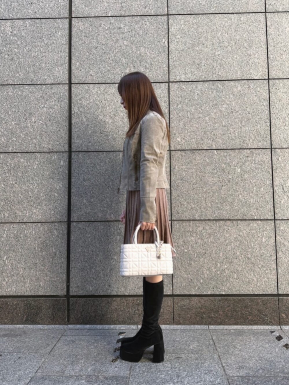 ベージュ系のノーカラージャケット、ホワイト系のショルダーバッグ、ベージュ系のワンピースを着用したレディースの秋コーディネートの3枚目の写真