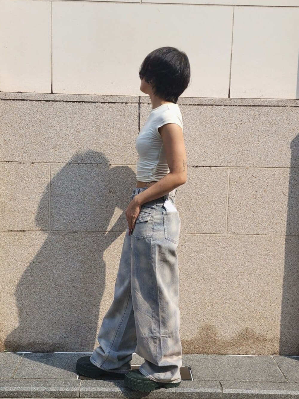 ホワイト系のTシャツ/カットソー、ブルー系のデニムパンツを着用したレディースの夏コーディネートの3枚目の写真