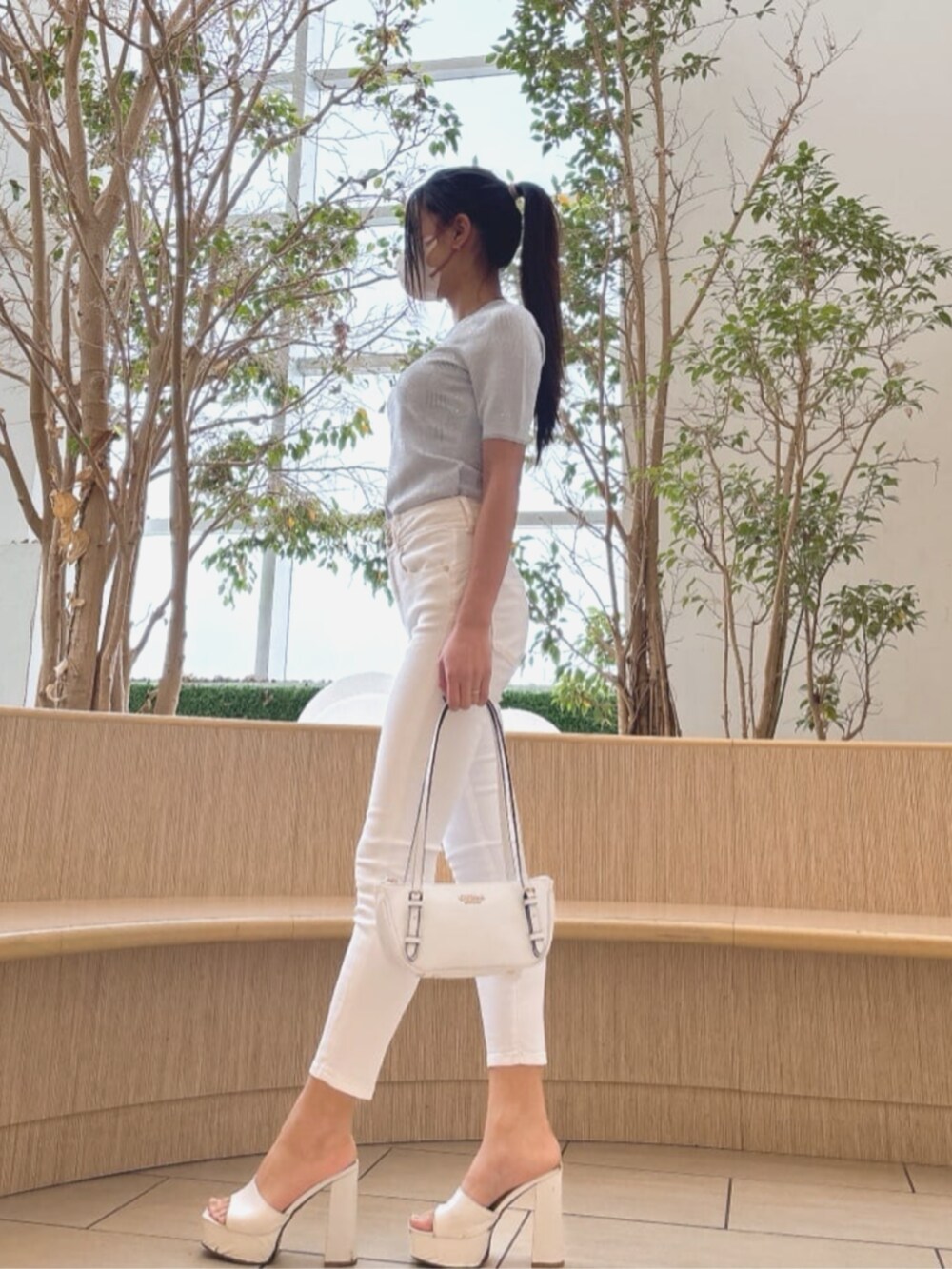 ブルー系のニット/セーターを着用したレディースの夏コーディネートの3枚目の写真