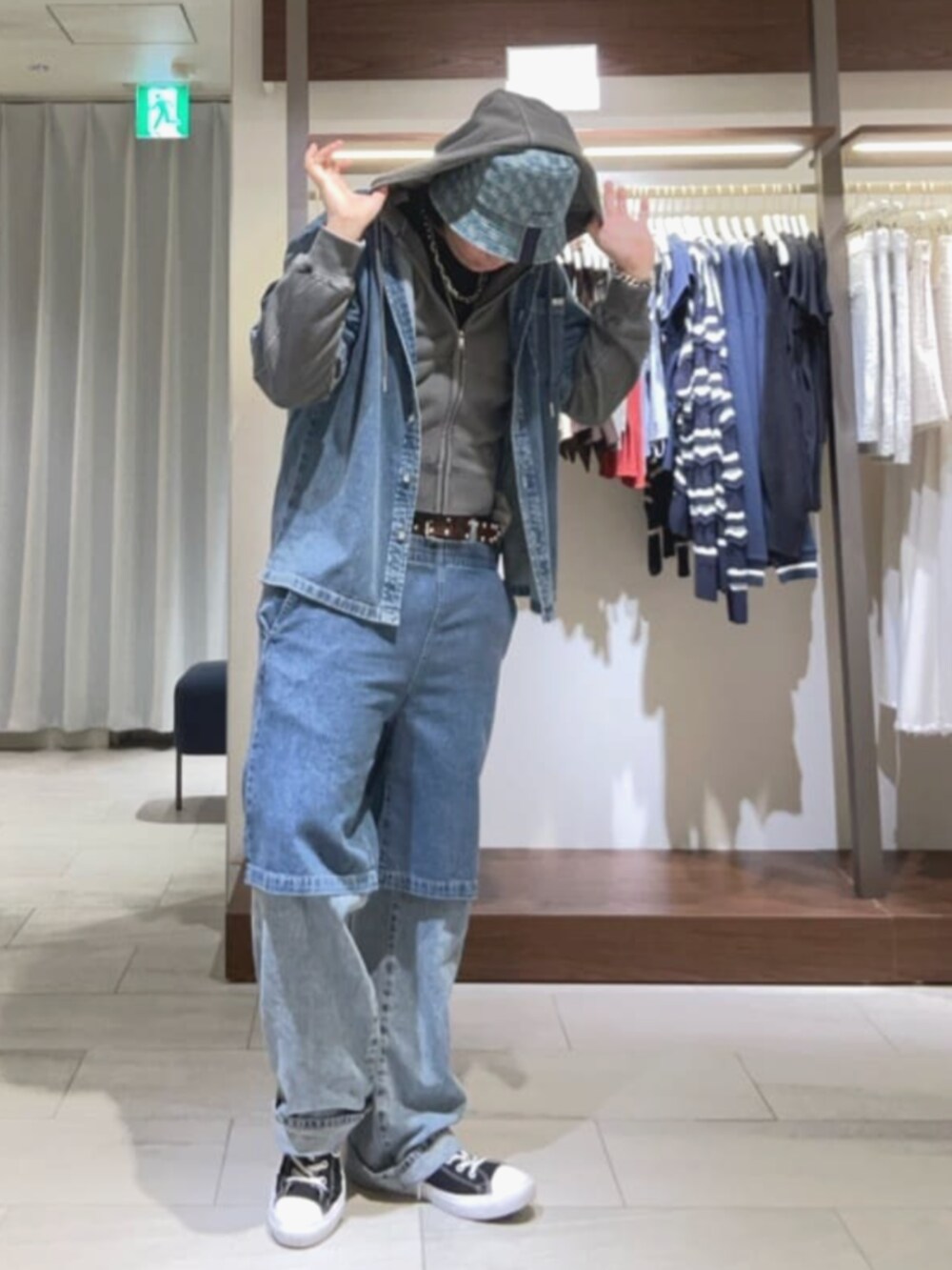 ブルー系のデニムパンツ、ブルー系のデニムパンツ、グレー系のパーカーを着用したメンズの夏コーディネートの4枚目の写真