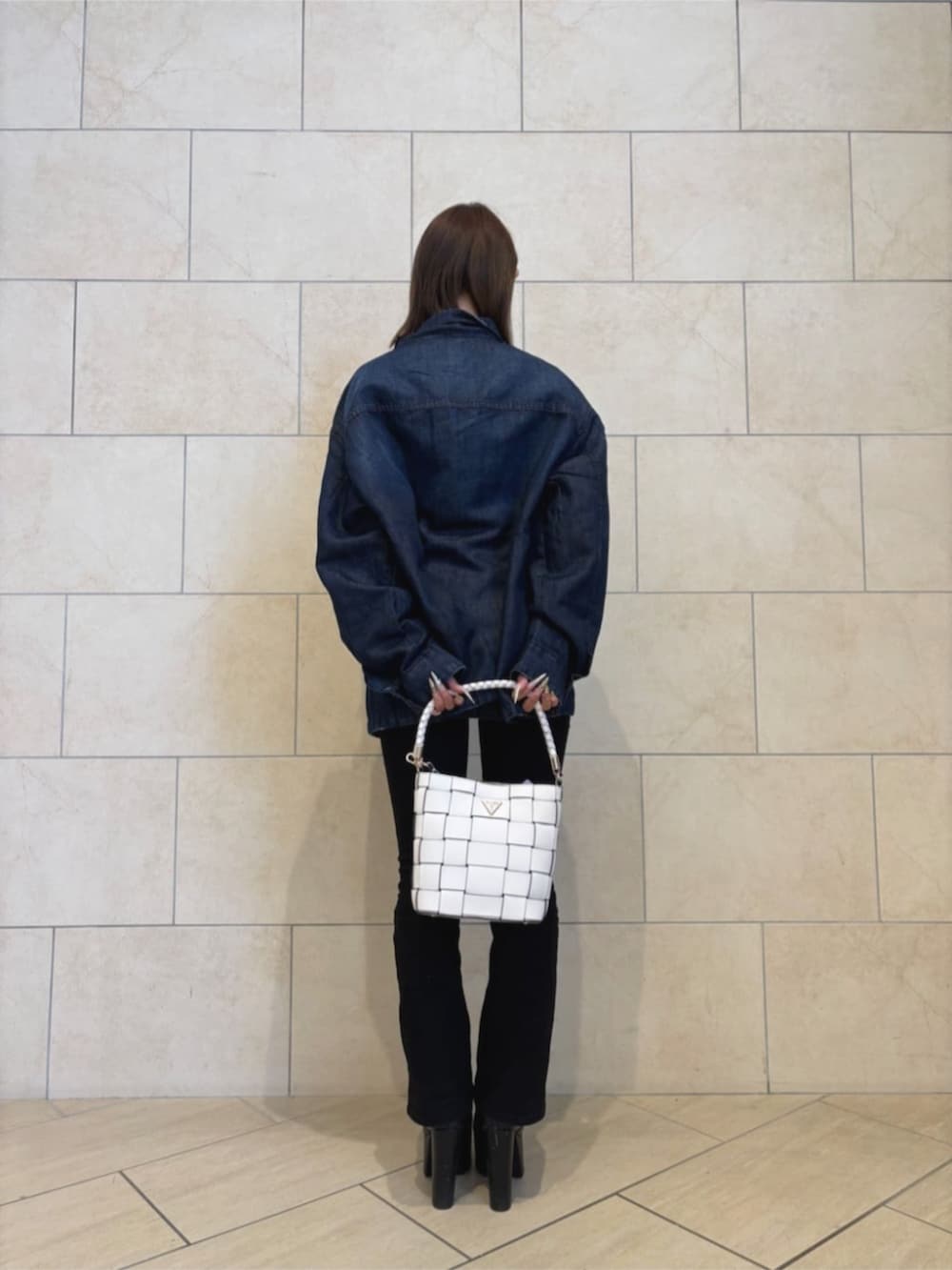 ブラック系のデニムパンツ、ホワイト系のタンクトップ、ブルー系のシャツ/ブラウスを着用したレディースの秋コーディネートの2枚目の写真