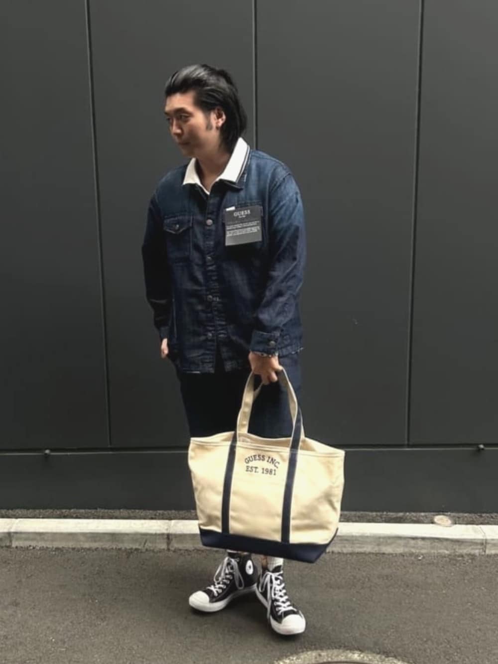 ブルー系のポロシャツ、ブルー系のシャツ/ブラウス、ブルー系のトートバッグを着用したメンズの秋コーディネートの4枚目の写真