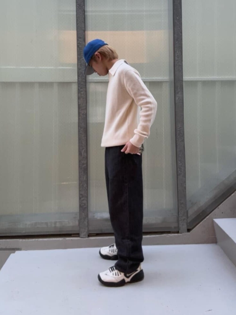 ブラック系のデニムパンツ、その他のボクサーパンツを着用したメンズの秋コーディネートの3枚目の写真