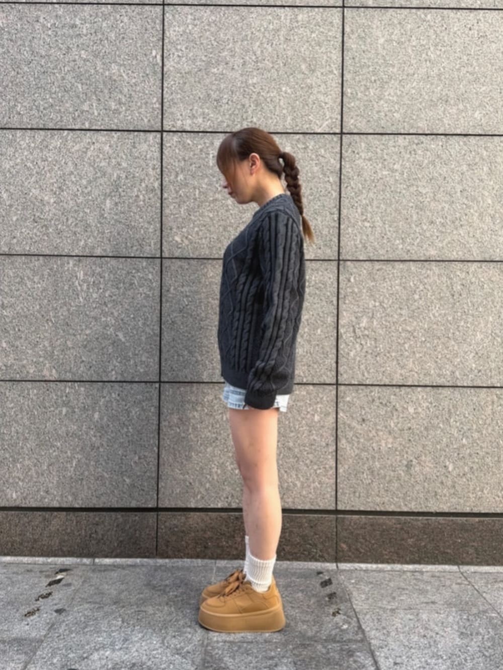 ブルー系のデニムパンツ、ブラック系のニット/セーターを着用したレディースの冬コーディネートの3枚目の写真