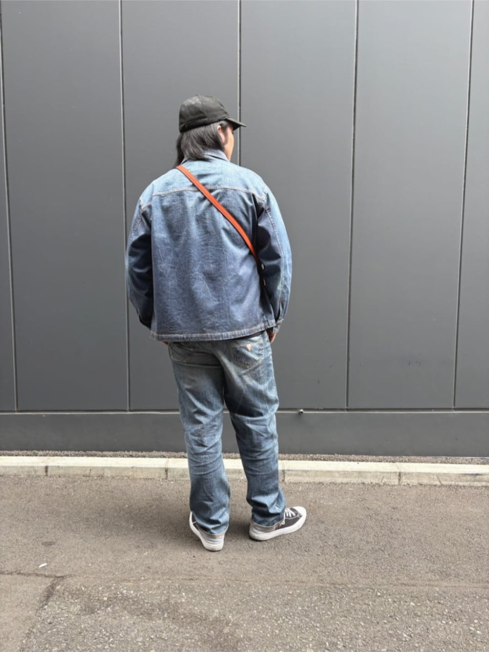 ブルー系のポロシャツ、ブルー系のデニムパンツ、ブルー系のデニムジャケットを着用したメンズの秋コーディネートの2枚目の写真