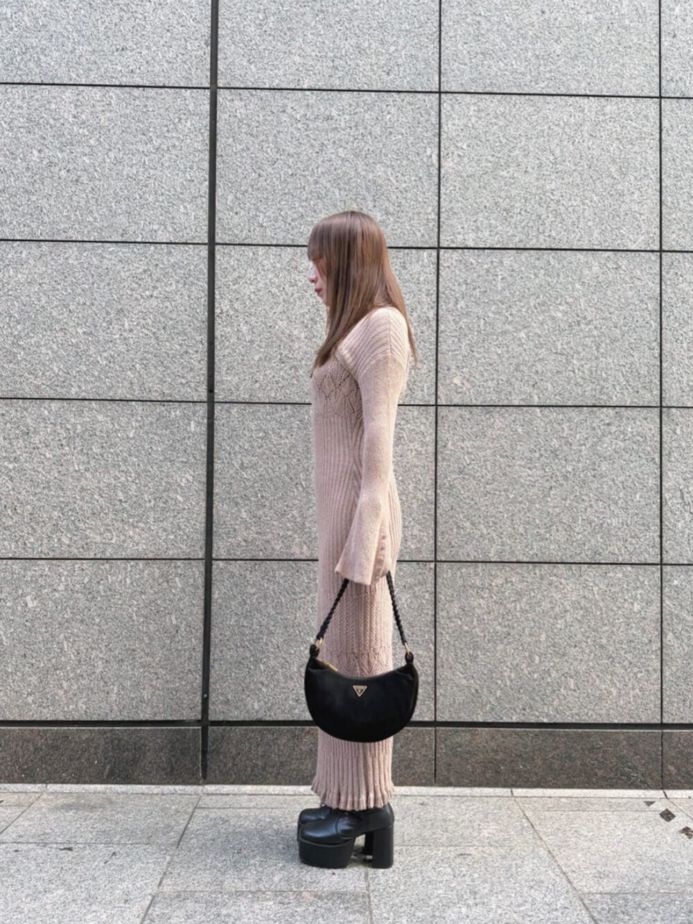 ブラック系のショルダーバッグ、ベージュ系のワンピースを着用したレディースの秋コーディネートの3枚目の写真