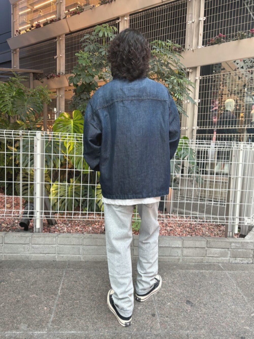 グレー系のデニムパンツ、ブルー系のシャツ/ブラウス、ホワイト系のTシャツ/カットソーを着用したメンズの夏コーディネートの2枚目の写真