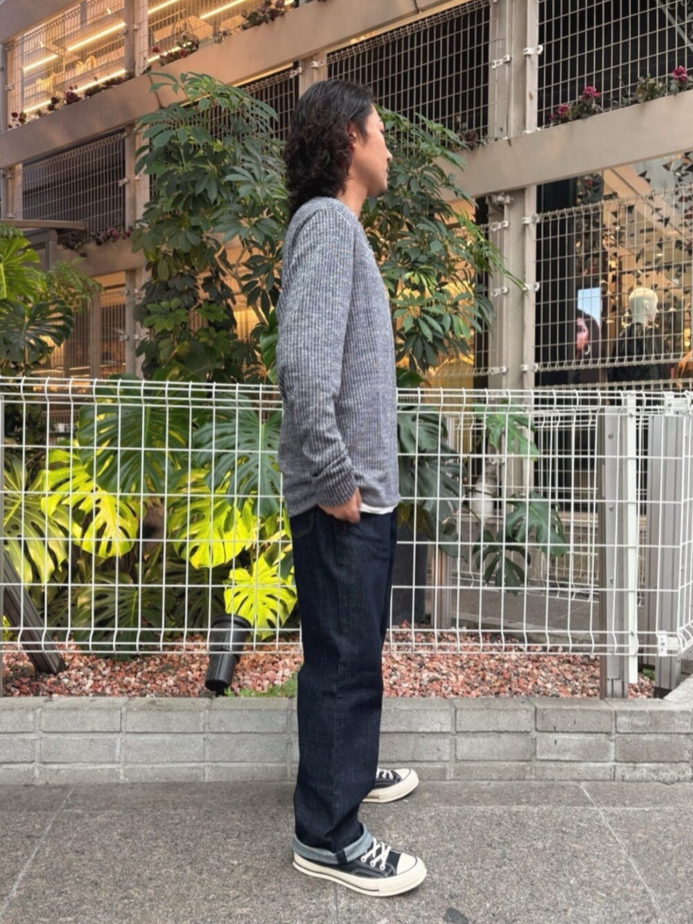 ブルー系のデニムパンツ、ブルー系のニット/セーターを着用したメンズの秋コーディネートの3枚目の写真