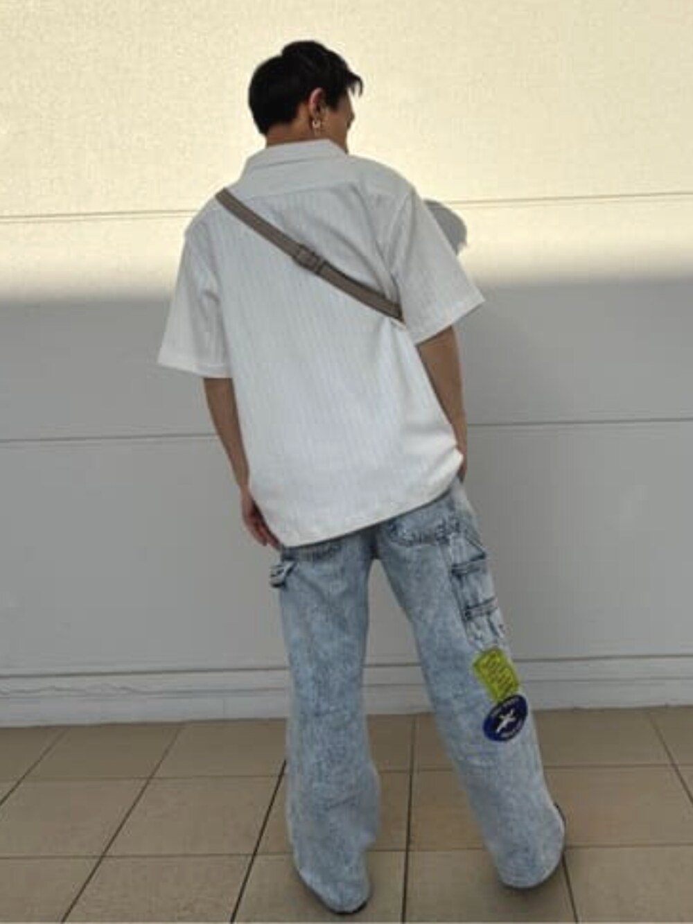 ベージュ系のボディバッグ/ウエストポーチ、ホワイト系のシャツ/ブラウスを着用したメンズの夏コーディネートの2枚目の写真