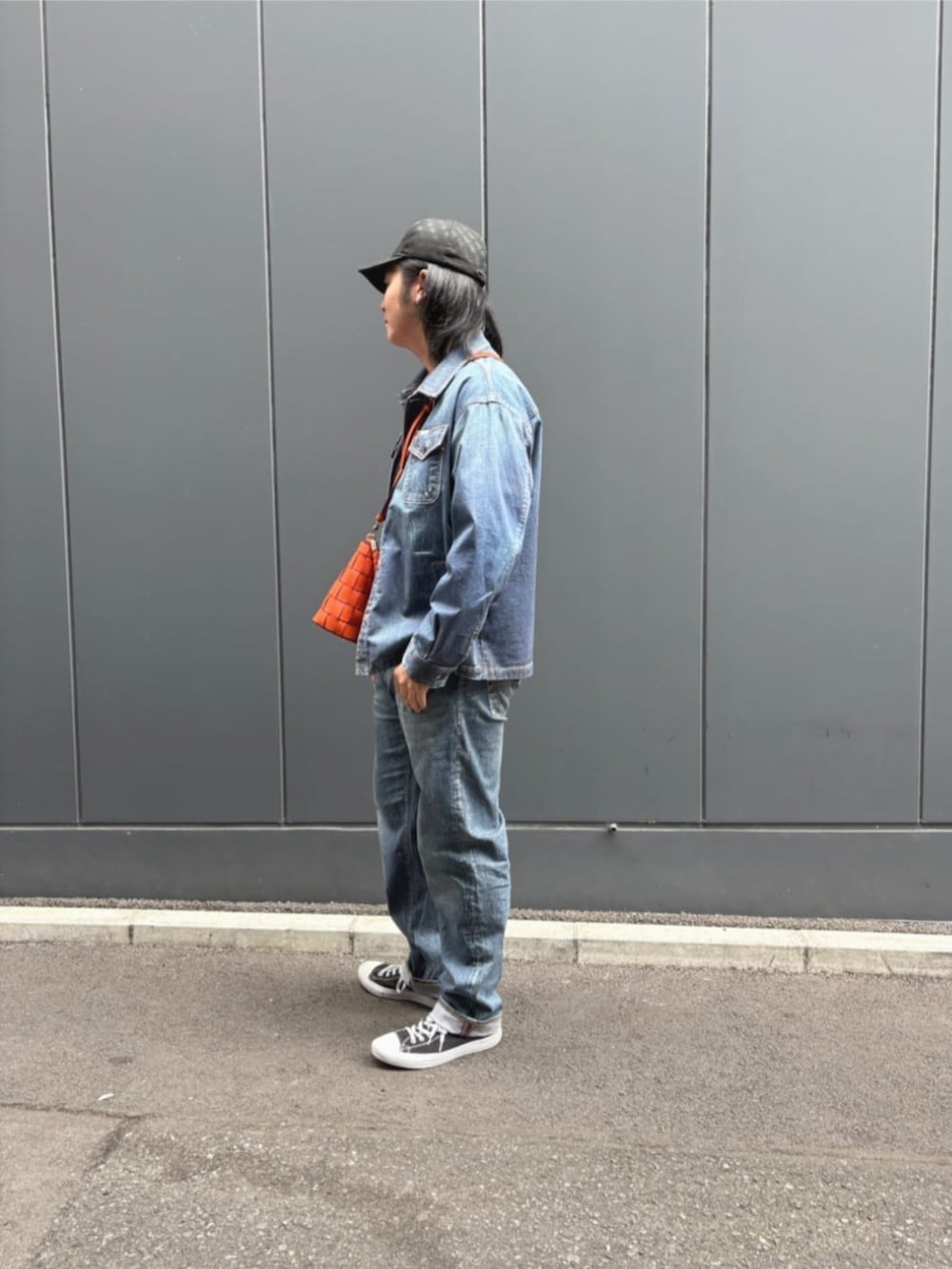 ブルー系のポロシャツ、ブルー系のデニムパンツ、ブルー系のデニムジャケットを着用したメンズの秋コーディネートの3枚目の写真