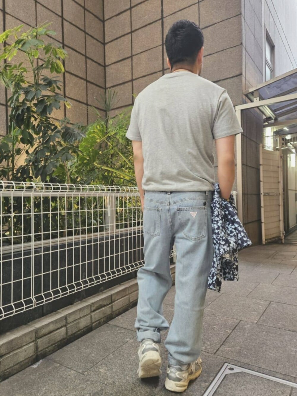 ブルー系のデニムパンツ、グレー系のTシャツ/カットソー、ブルー系のシャツ/ブラウスを着用したメンズの夏コーディネートの2枚目の写真