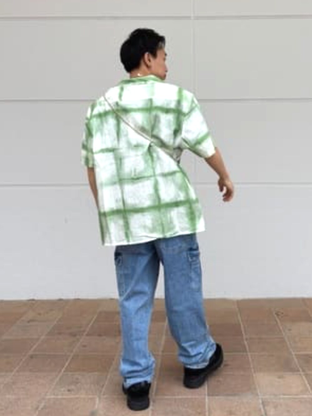 グリーン系のシャツ/ブラウスを着用したメンズの夏コーディネートの2枚目の写真